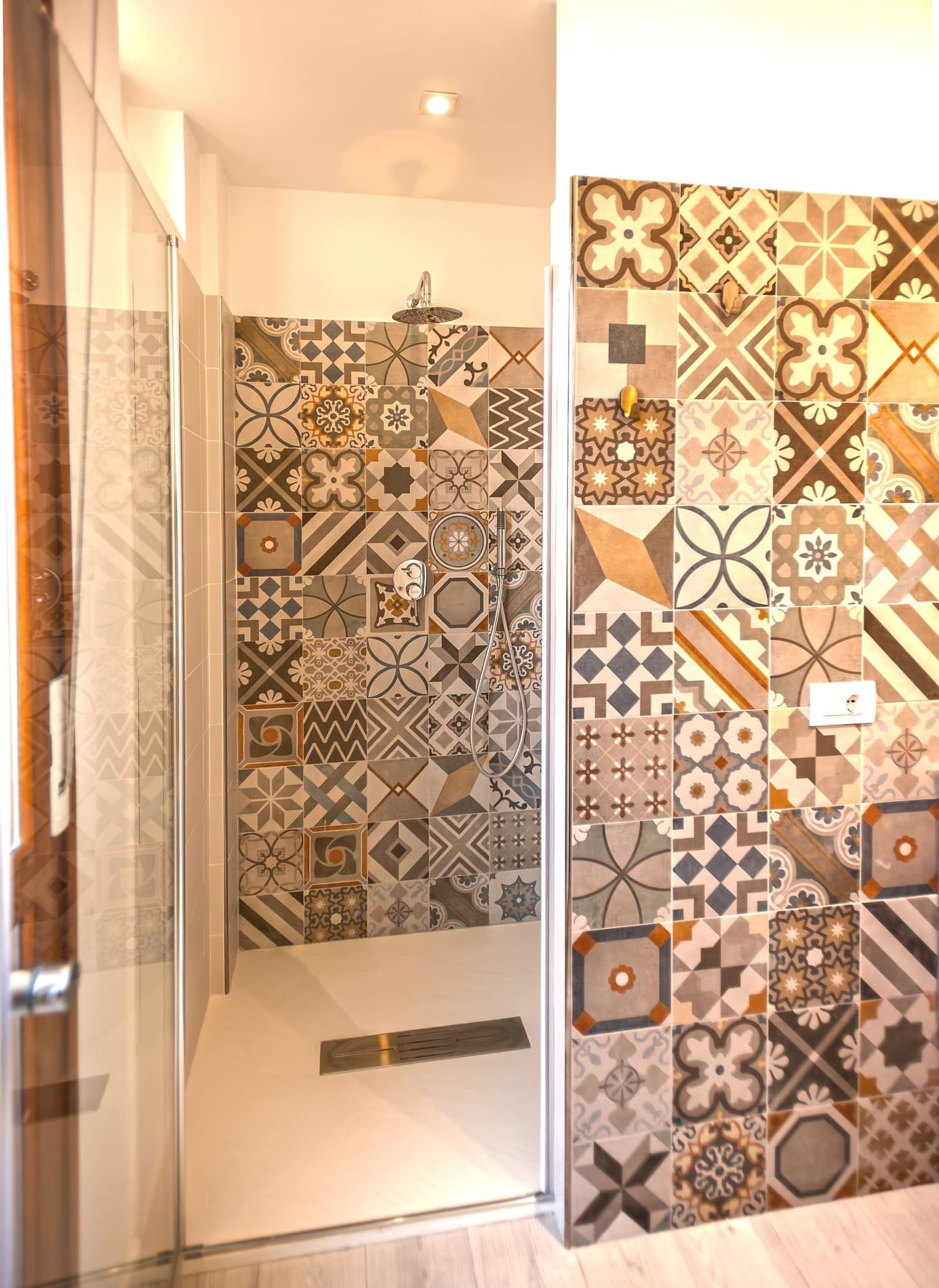 Dettaglio della doccia e arredi bagno