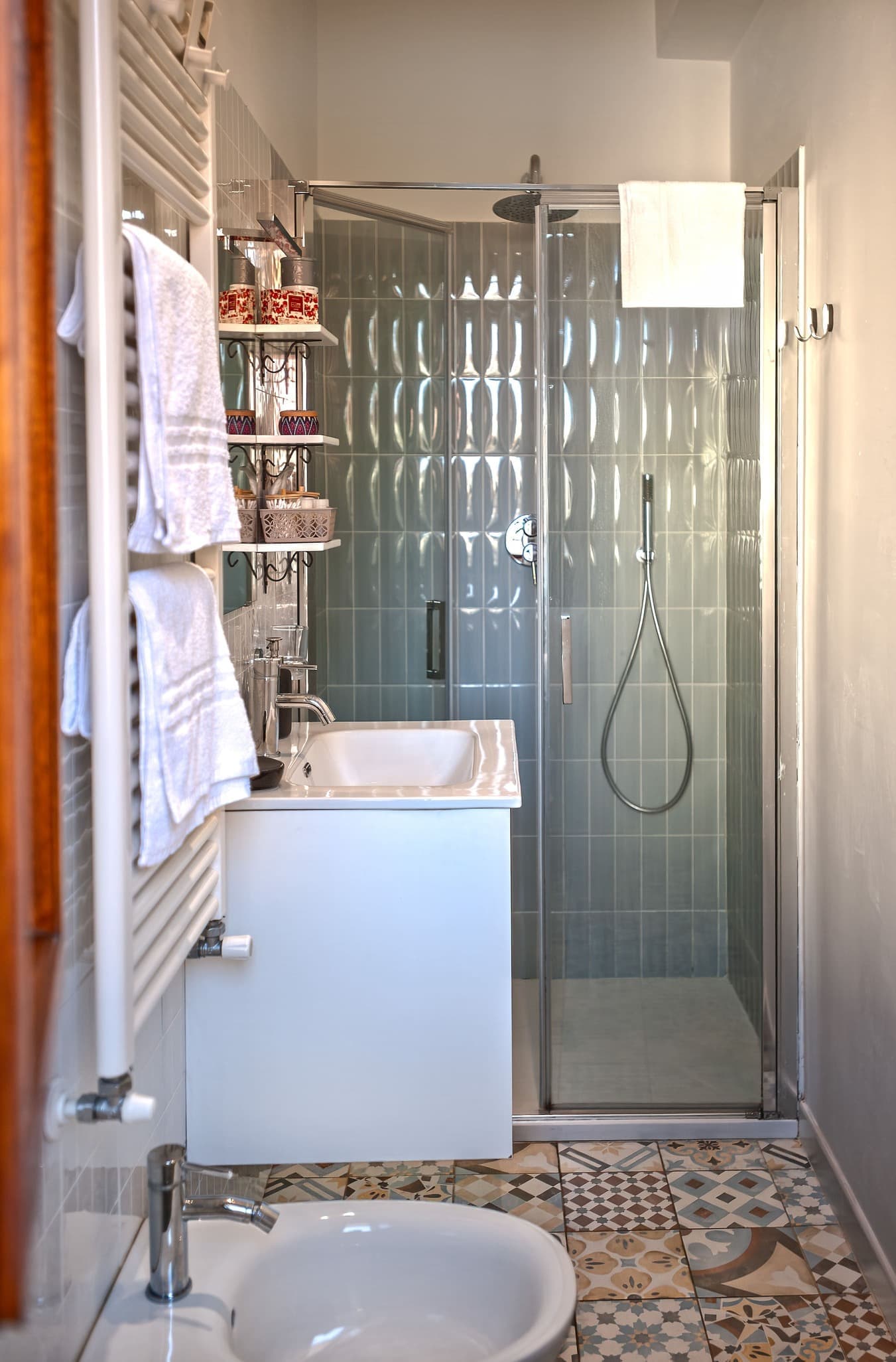 Il bagno di servizio moderno e funzionale