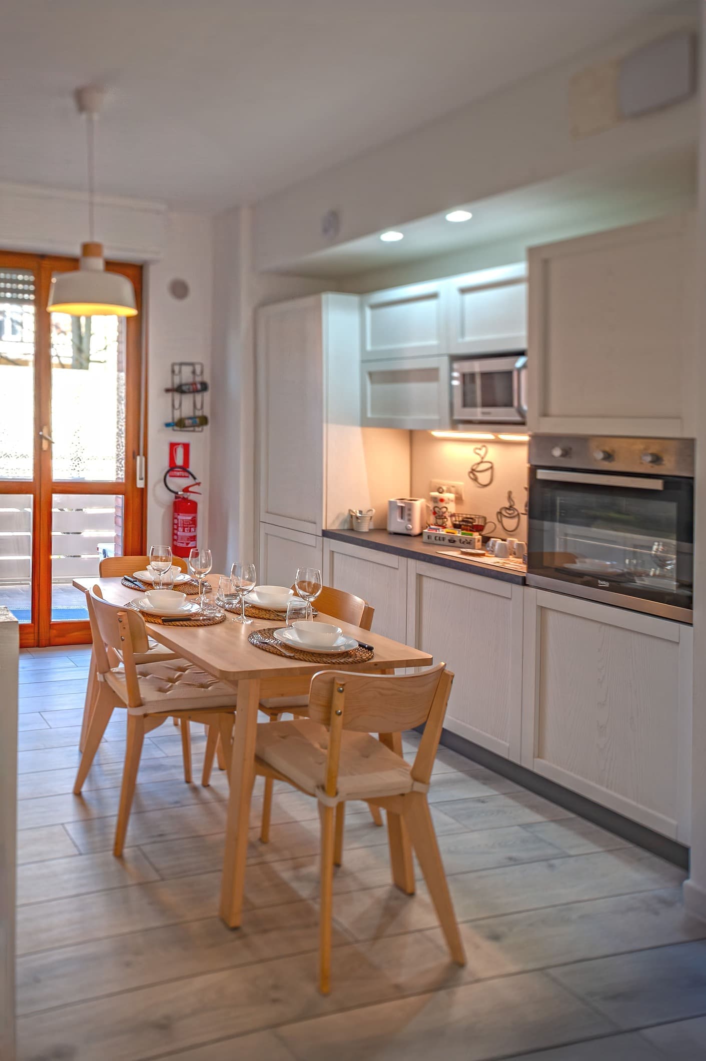 Cucina moderna completamente attrezzata