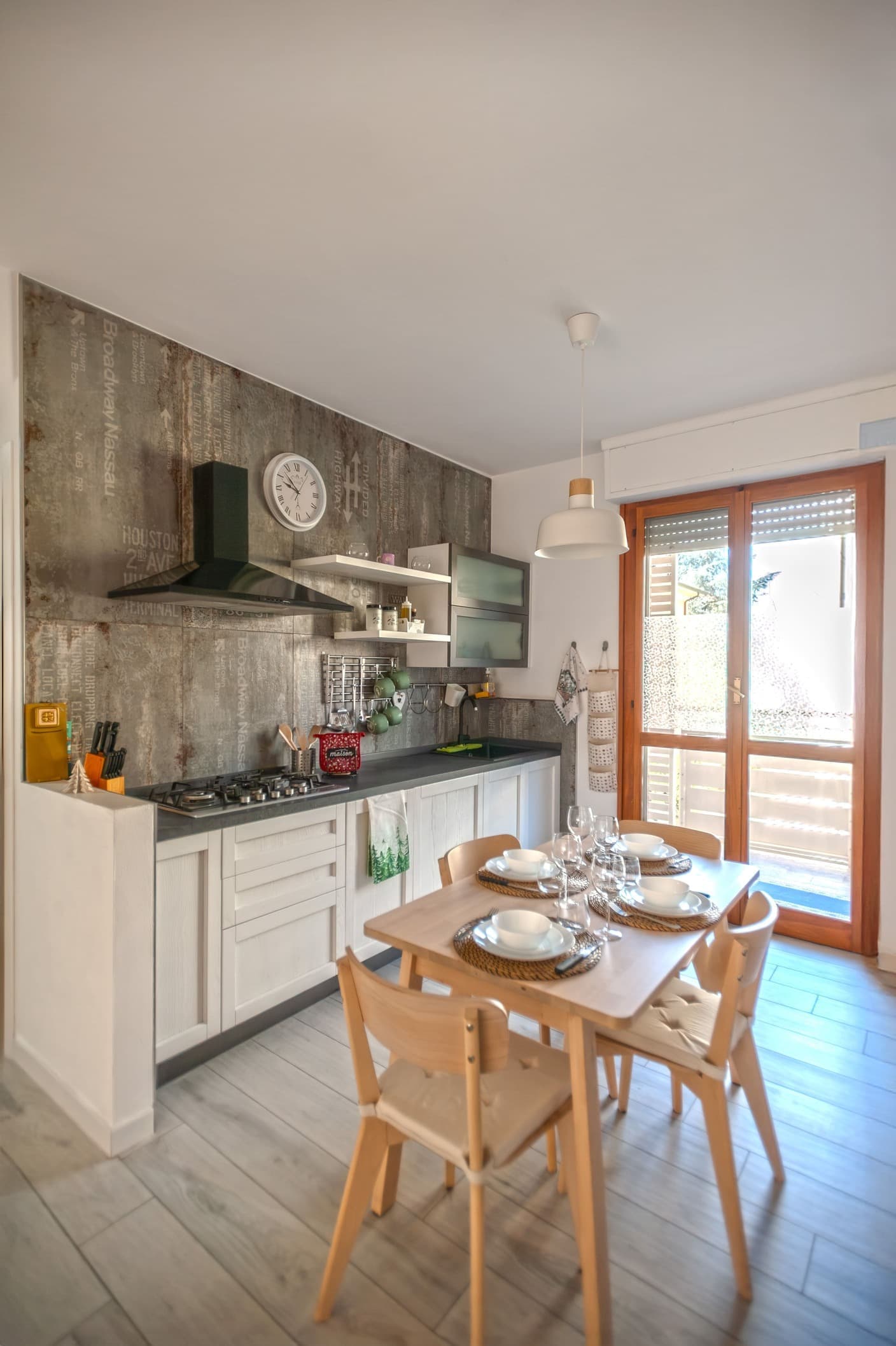 Vista della zona cottura e elettrodomestici