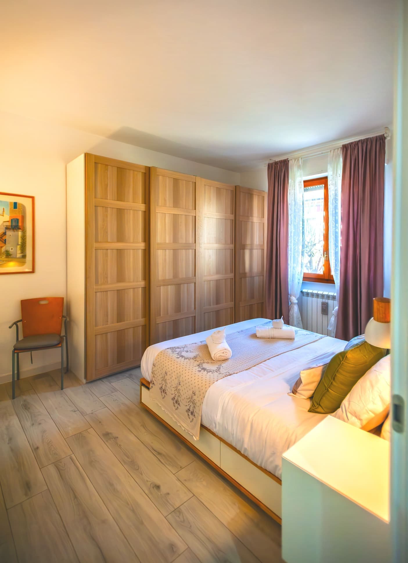 Camera da letto matrimoniale ampia e confortevole