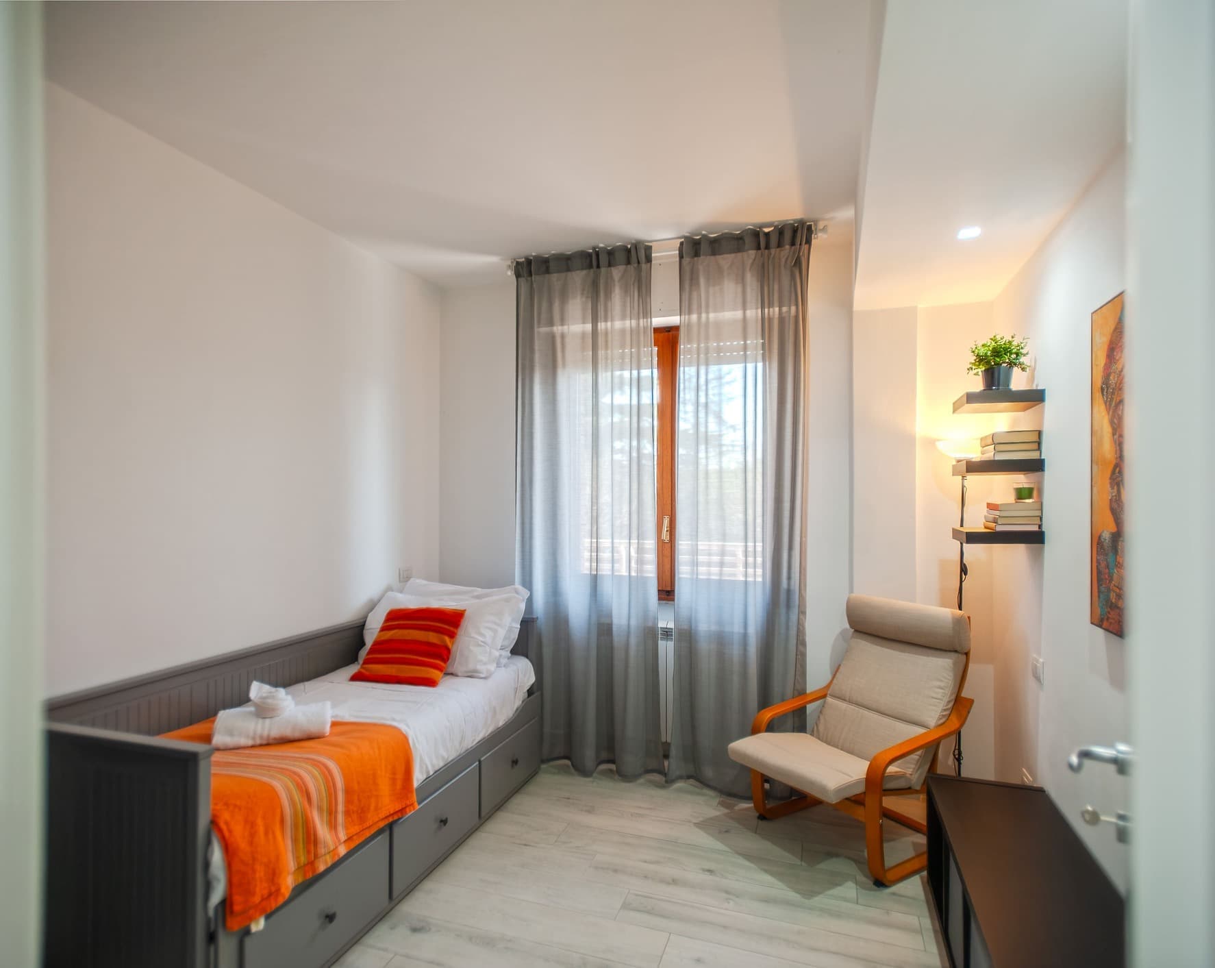 Camera singola con comodo letto a cassettiera