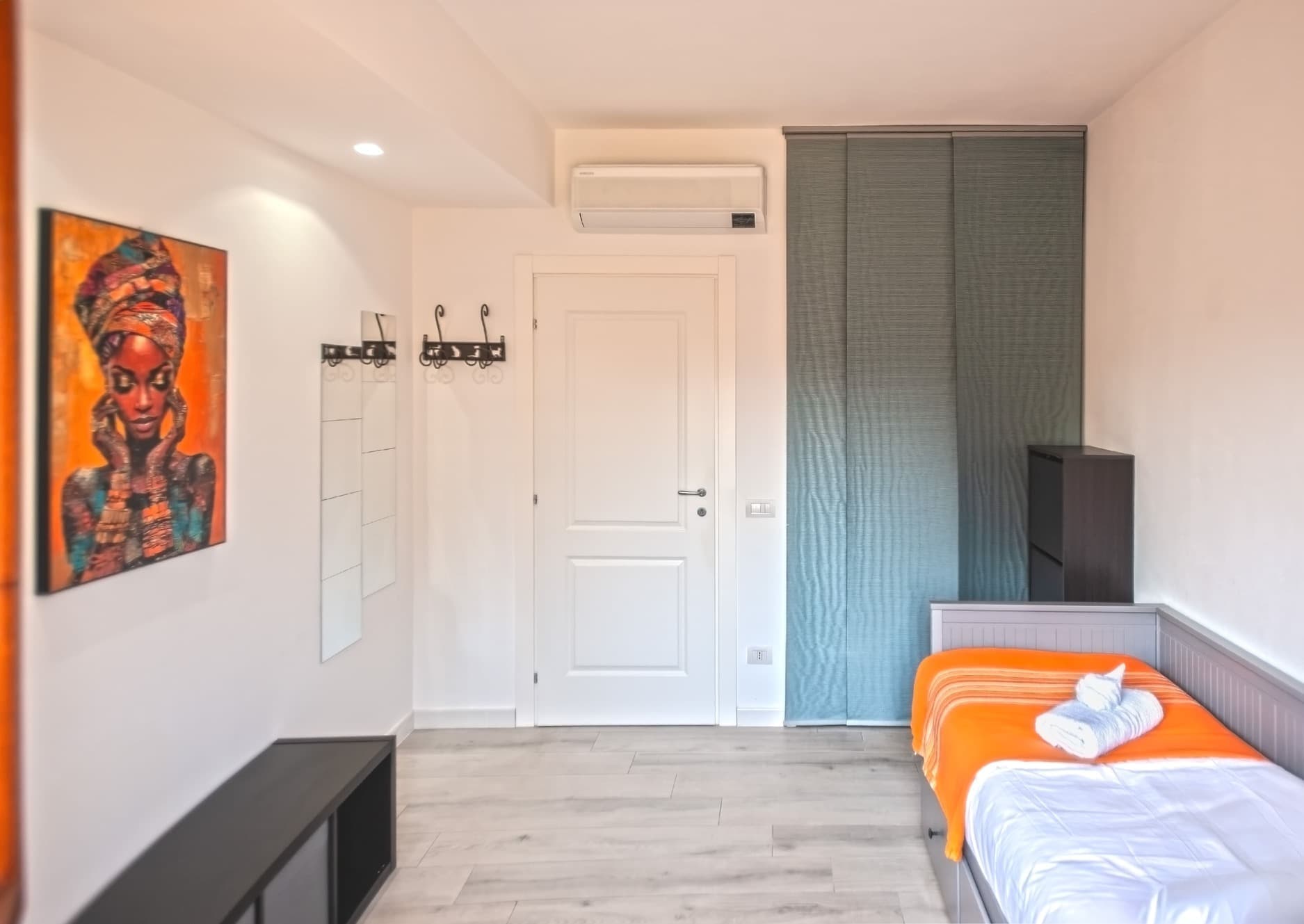 Camera singola con comodo letto a cassettiera