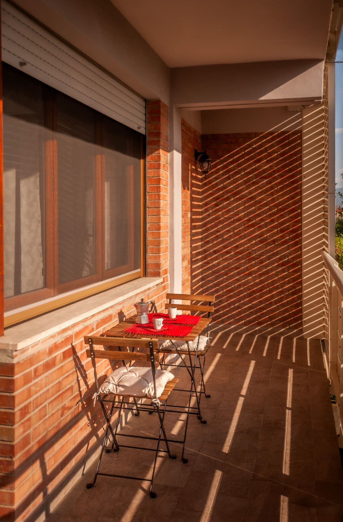 Terrazzo privato con tavolino per colazioni all’aperto