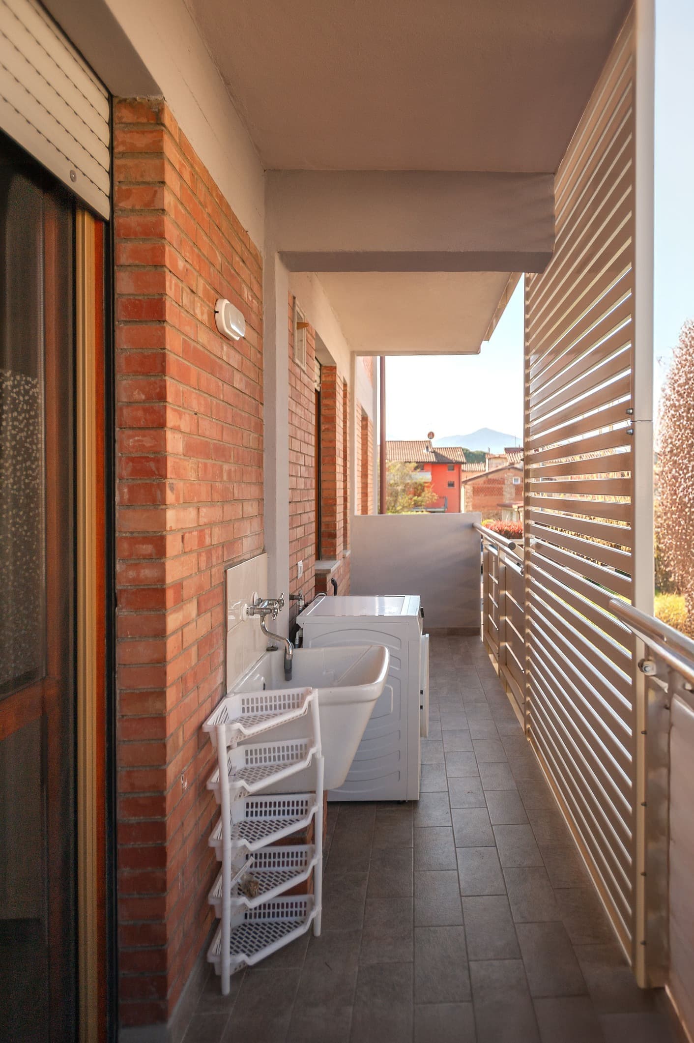 Zona lavanderia e lavabo sul secondo terrazzo